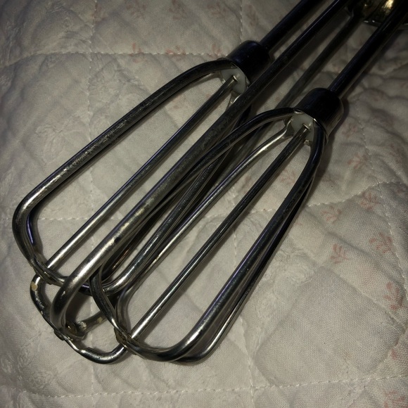 Vintage Hand Mixer with White Handles - farmhouse ready - off the grid- camping - Picture 4 of 8